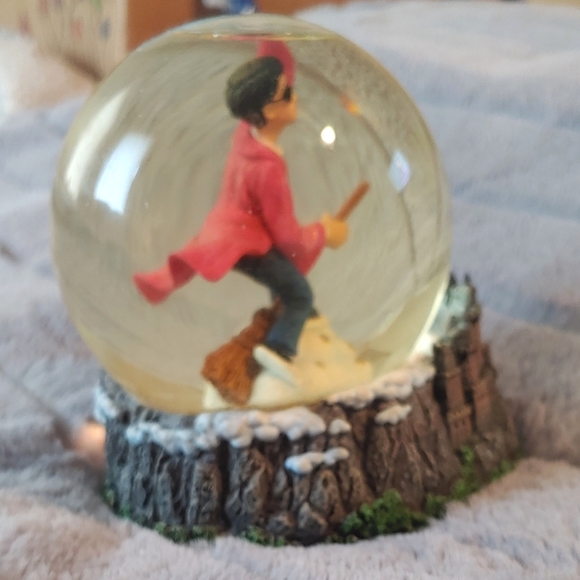 ENESCO RETIRED Harry Potter Quidditch Water Ball/Snow Globe - Picture 2 of 12